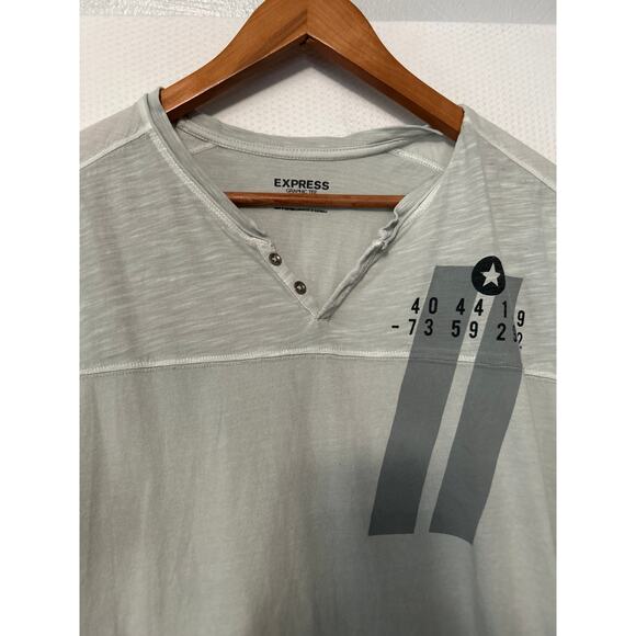 Express Men's Gray Short Sleeve V Neck Graphic 100% Cotton Tee Size Large - Picture 2 of 9